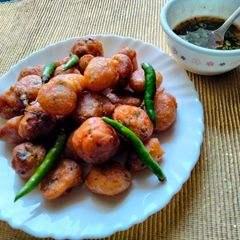 A picture of Chaula bara - a famous street snack from Odisha.