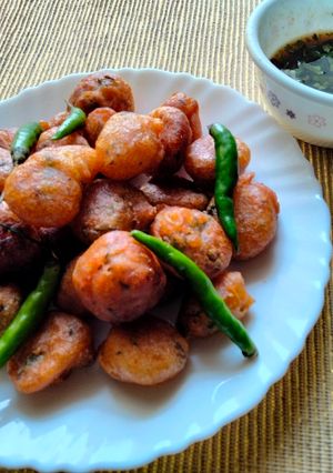 A picture of Chaula bara - a famous street snack from Odisha.