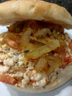 Una foto de Bocata deconstrucción de queso de cabra, tomate y cebolla