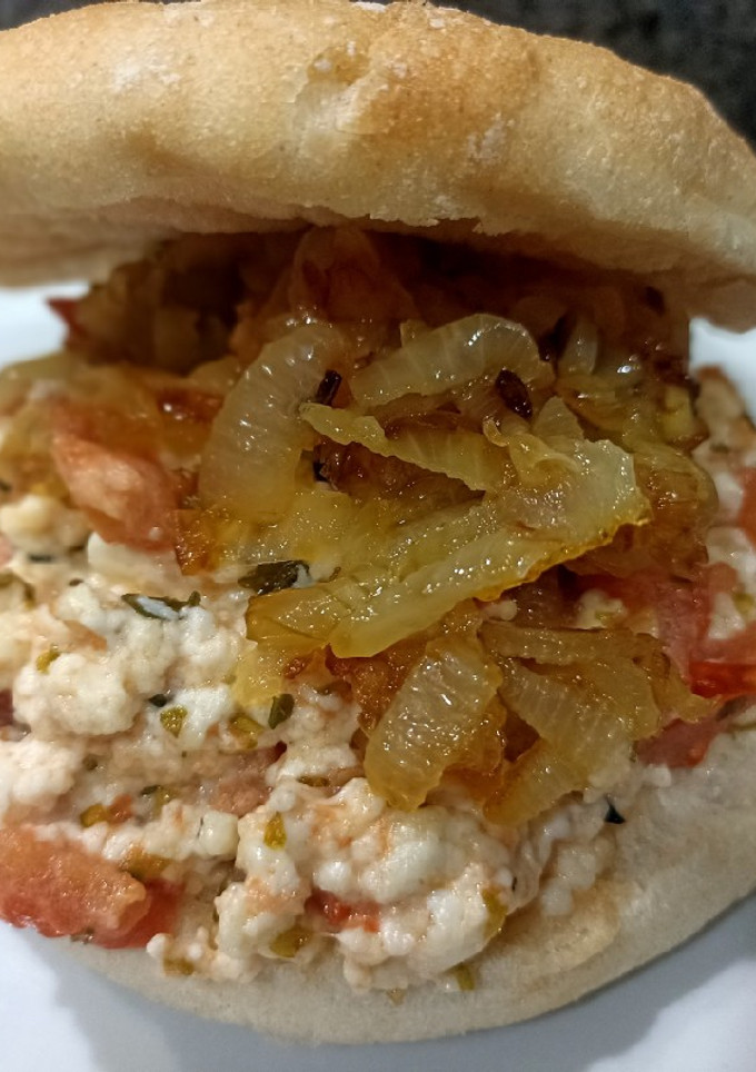 Una foto de Bocata deconstrucción de queso de cabra, tomate y cebolla