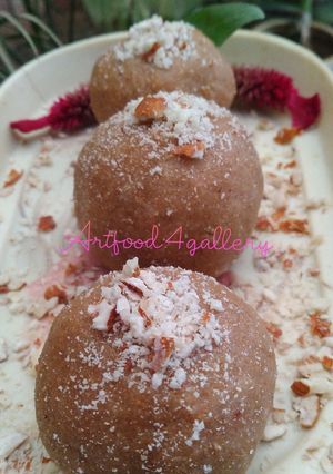 A picture of Gond ke ladoo.