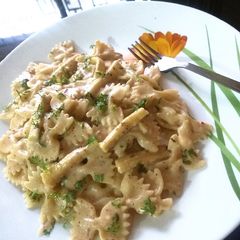 A picture of Farfalle in white sauce.