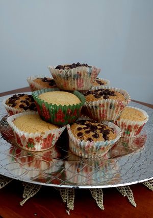 Foto di Pasticcini dessert classici e con gocce di cioccolato