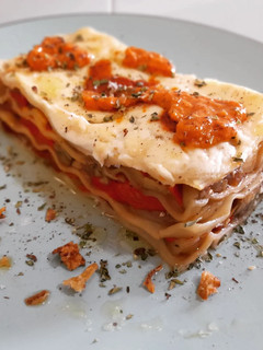 Una foto de Lasaña de escalivada y queso de cabra con romesco