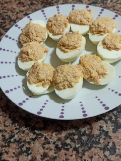 Una foto de 🥚Huevos rellenos de atún 🐟