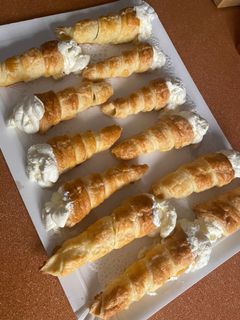 Una foto de Caracolas de hojaldre, rellenas de nata montada