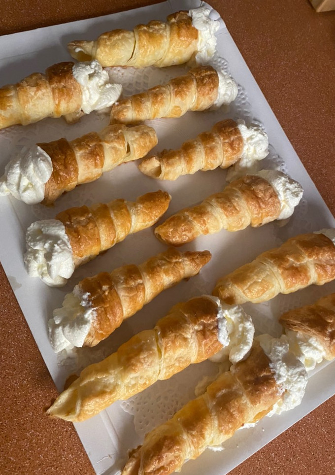 Una foto de Caracolas de hojaldre, rellenas de nata montada