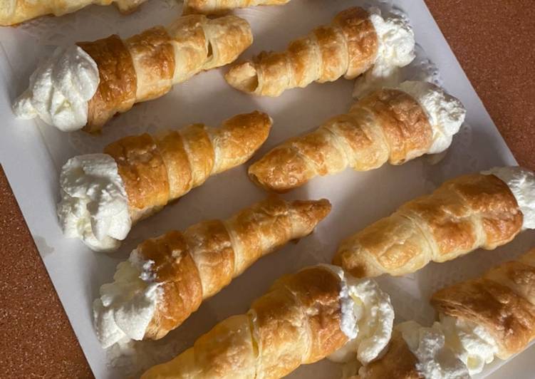 Caracolas de hojaldre, rellenas de nata montada
