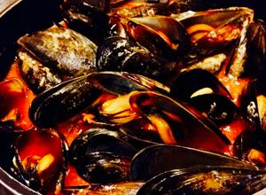 Foto principal de Mejillones con salsa de tomate al vino blanco y cayena