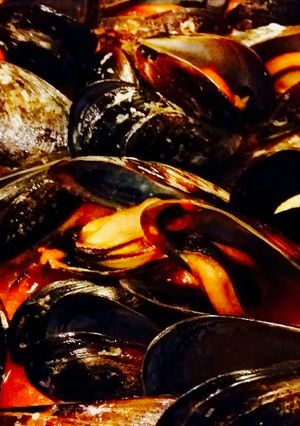 Una foto de Mejillones con salsa de tomate al vino blanco y cayena