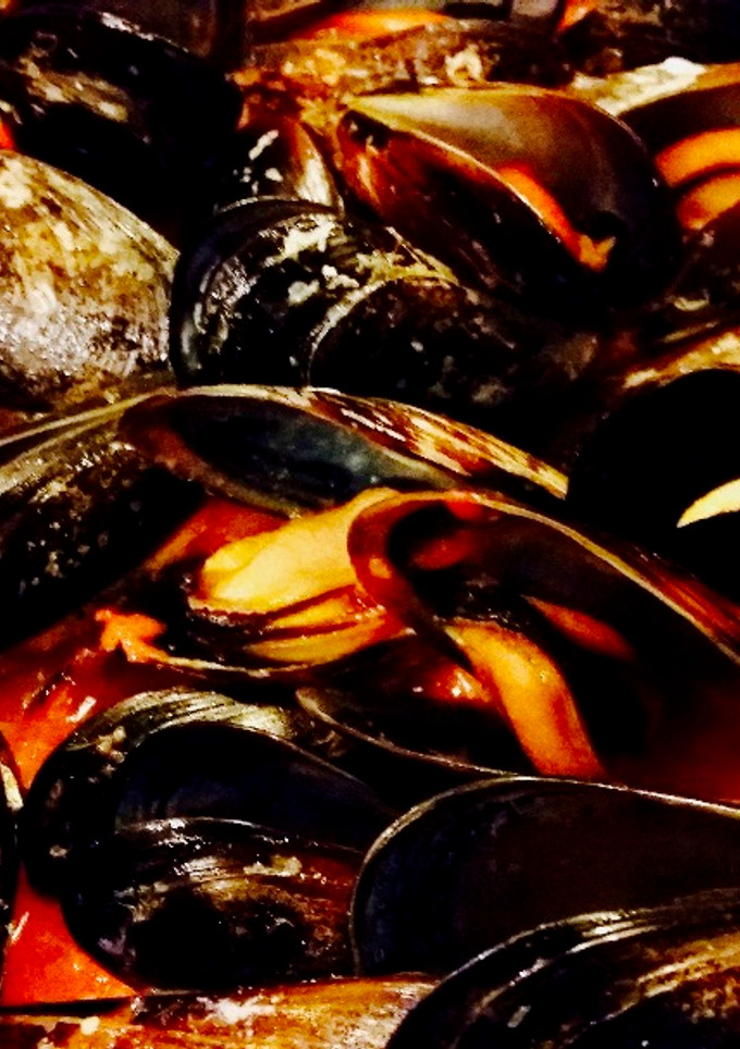 Una foto de Mejillones con salsa de tomate al vino blanco y cayena