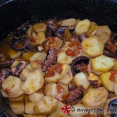 A picture of Octupus with potatoes in a Dutch oven.