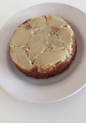 Una foto de Torta de pera invertida con avena