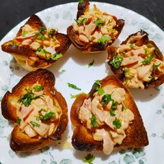 A picture of Creamy corn in bread baskets.