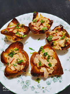 A picture of Creamy corn in bread baskets.