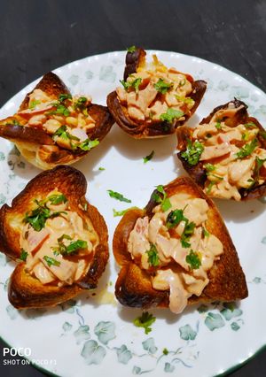 A picture of Creamy corn in bread baskets.