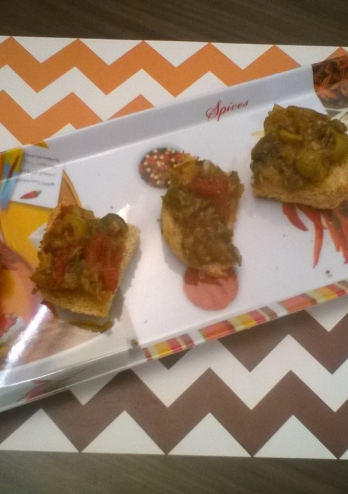 Una foto de Caponata en tapitas de pan de garbanzo (Olla de cocción lenta-SlowCooker-CrockPot).