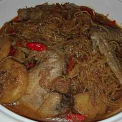 A picture of Semur Ayam Legit plus soun.