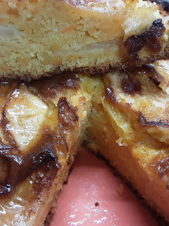 Una foto de Bizcocho de manzana y zanahoria