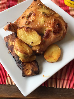Una foto de Pollo al horno con papas y boniatos