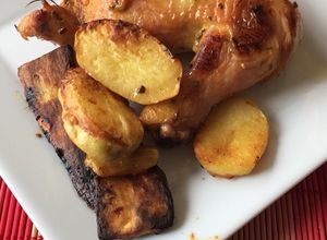 Una foto de Pollo al horno con papas y boniatos