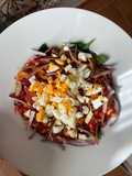 Ensalada de lentejas, espinacas, calabaza, granada, cebolla morada y huevo duro