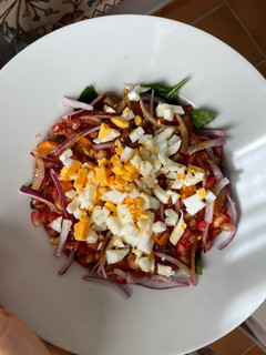 Una foto de Ensalada de lentejas, espinacas, calabaza, granada, cebolla morada y huevo duro