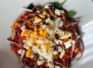 Foto principal de Ensalada de lentejas, espinacas, calabaza, granada, cebolla morada y huevo duro