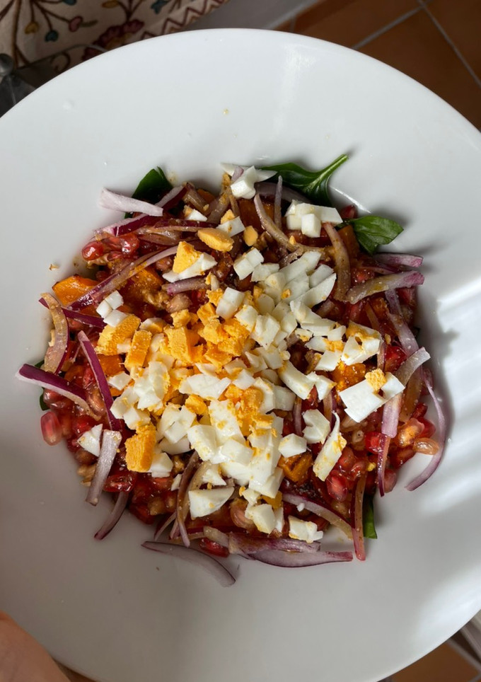Una foto de Ensalada de lentejas, espinacas, calabaza, granada, cebolla morada y huevo duro