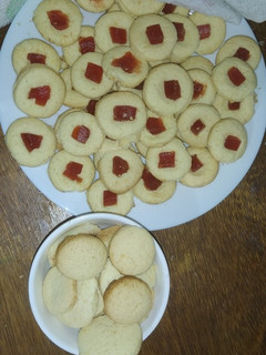 Una foto de Ojitos De dulce de leche y membrillo