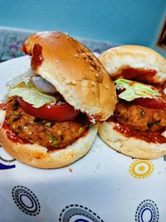 वेज बर्गर (veg burger recipe in Hindi) रेसिपी मुख्य फोटो