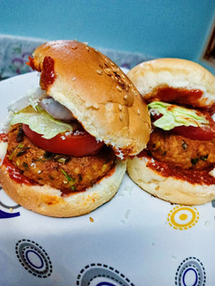 वेज बर्गर (veg burger recipe in Hindi) रेसिपी मुख्य फोटो