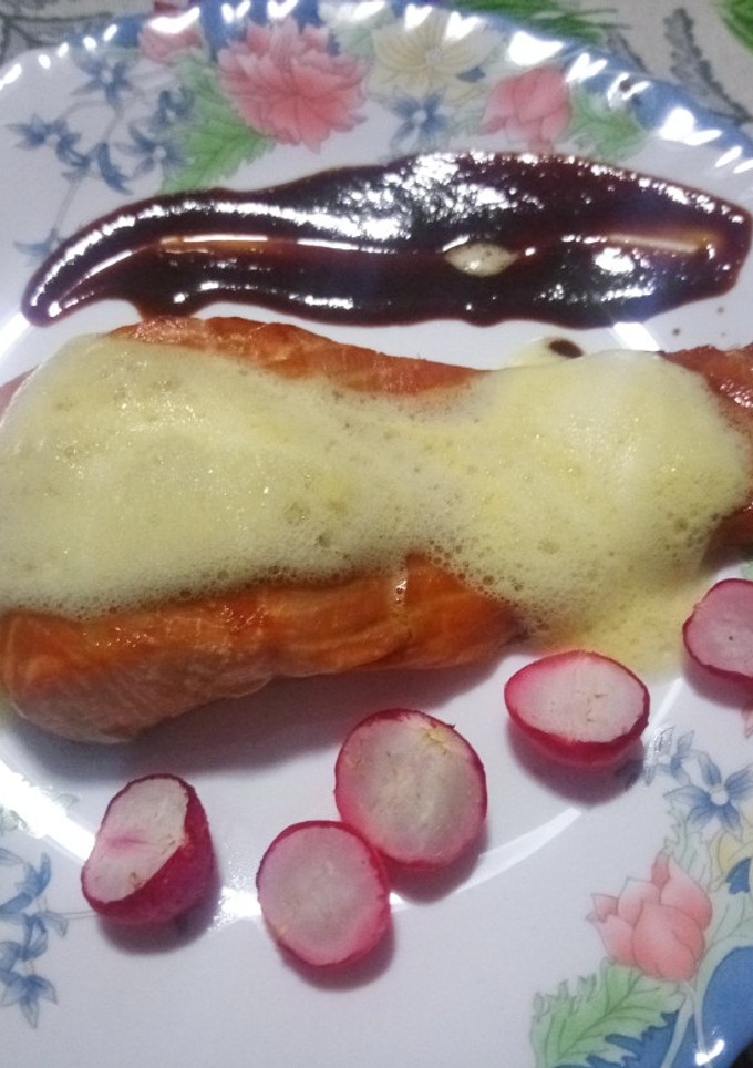 Una foto de Salmón marinado con aire de pomelo