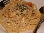 Una foto de pasta con trucha
