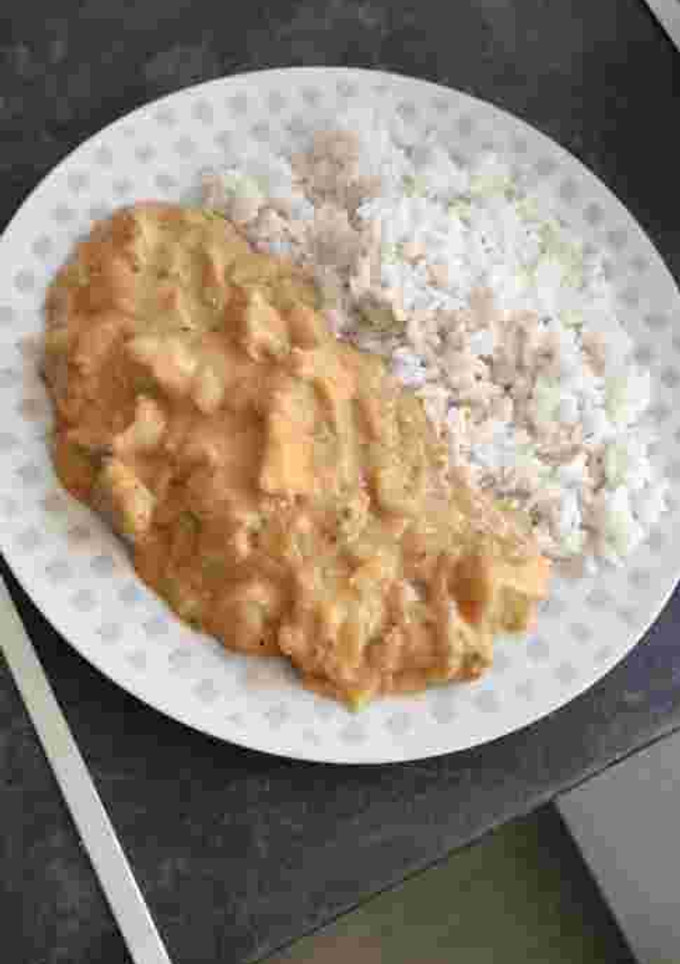 Una foto de Pechugas de pollo con salsa de cebolla y mostaza