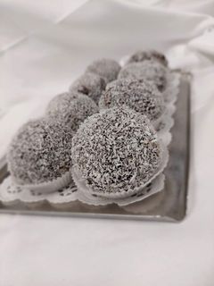 KÓKUSZGOLYÓ meggyel töltve recept fotója