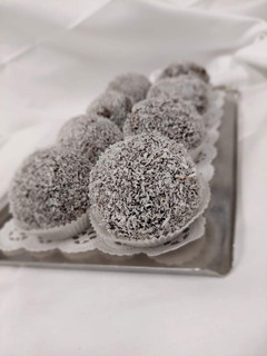 KÓKUSZGOLYÓ meggyel töltve recept fotója