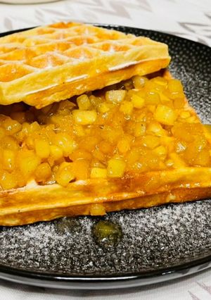 Almás-fahéjas gofri karamellizált almaraguval recept fotója