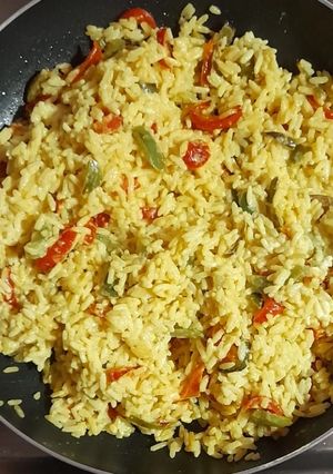 Une photo de RIZ CURRY/SAFRAN AUX POIVRONS
