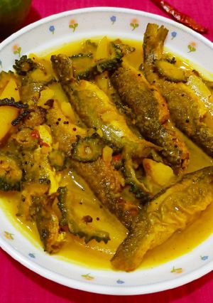 ট্যাংরা মাছ দিয়ে উচ্ছে আলুর ঝোল(tangra maach diye ucche aloor jhol recipe in Bengali) রেসিপির প্রধান ছবি
