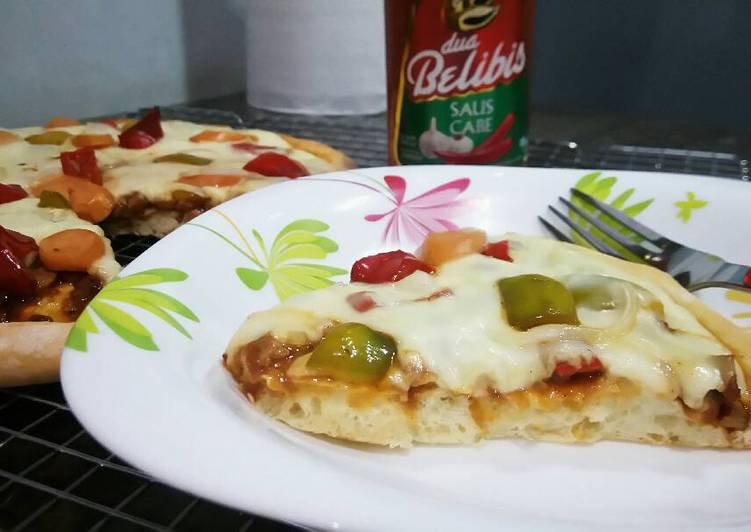 Bagaimana Menyiapkan Pizza ayam lada hitam, Enak Banget