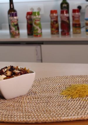 Una foto de Fideos tostados con pulpo y Ali-Oli