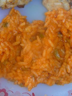 Una foto de Arroz con salsa y verduras