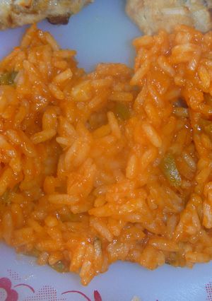 Una foto de Arroz con salsa y verduras