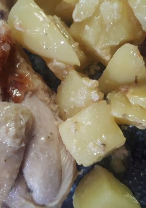 Una foto de Pollo a la olla con papa
