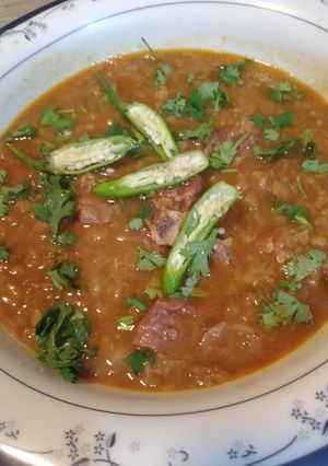 A picture of Gosht with masoor daal.