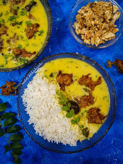 કાંદા પકોડા કઢી(kanda pakoda kadhi recipe in Gujarati) રેસીપી મુખ્ય ફોટો