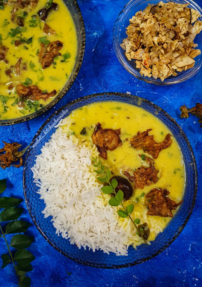 કાંદા પકોડા કઢી(kanda pakoda kadhi recipe in Gujarati) રેસીપી મુખ્ય ફોટો
