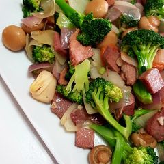 A picture of Corn Beef in mixed vegies.