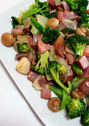 A picture of Corn Beef in mixed vegies.